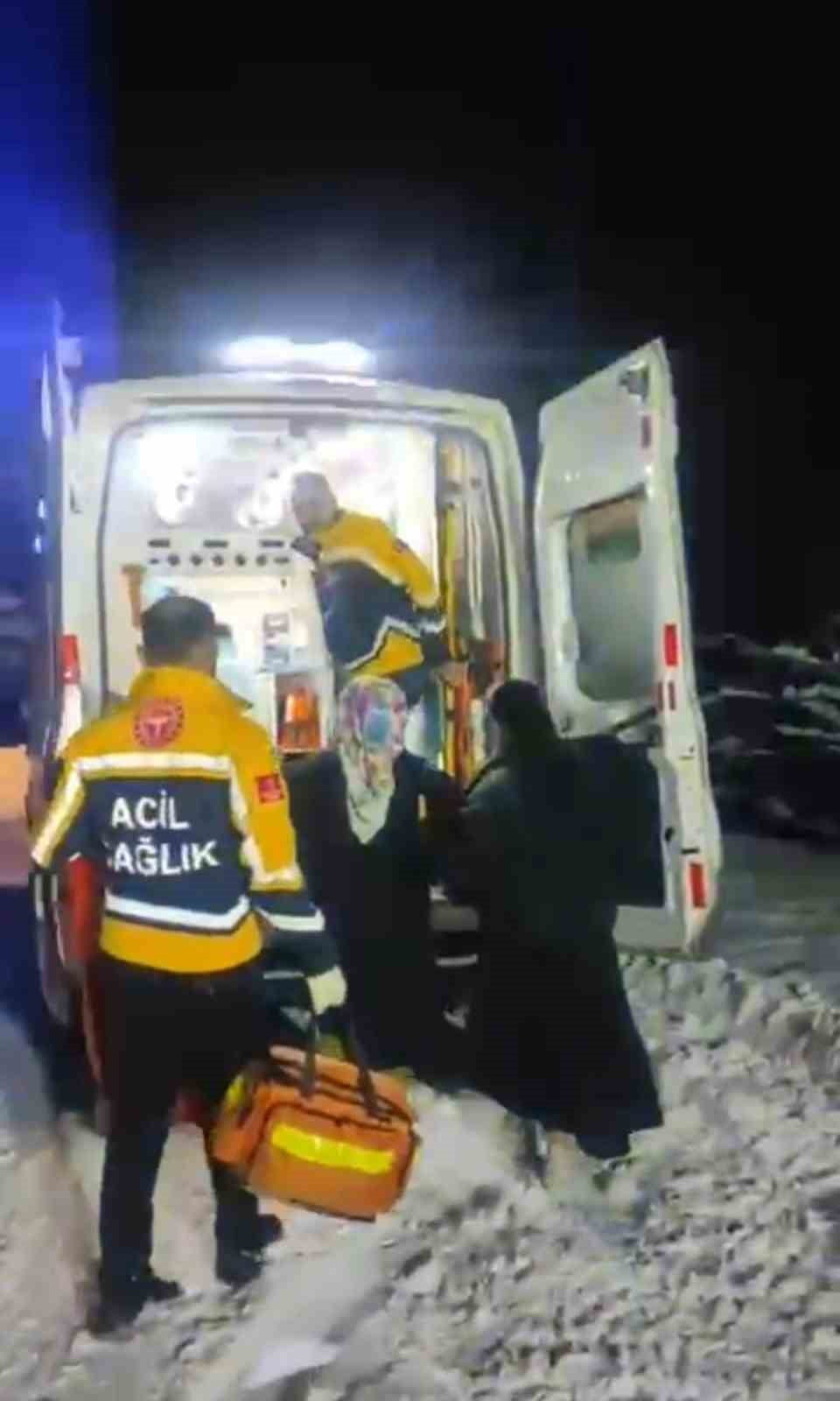 SİİRT'İN ERUH İLÇESİNDE DOĞUM SANCISI TUTAN 25 YAŞINDAKİ KADIN 2 SAAT SÜREN ÇALIŞMANIN ARDINDAN...