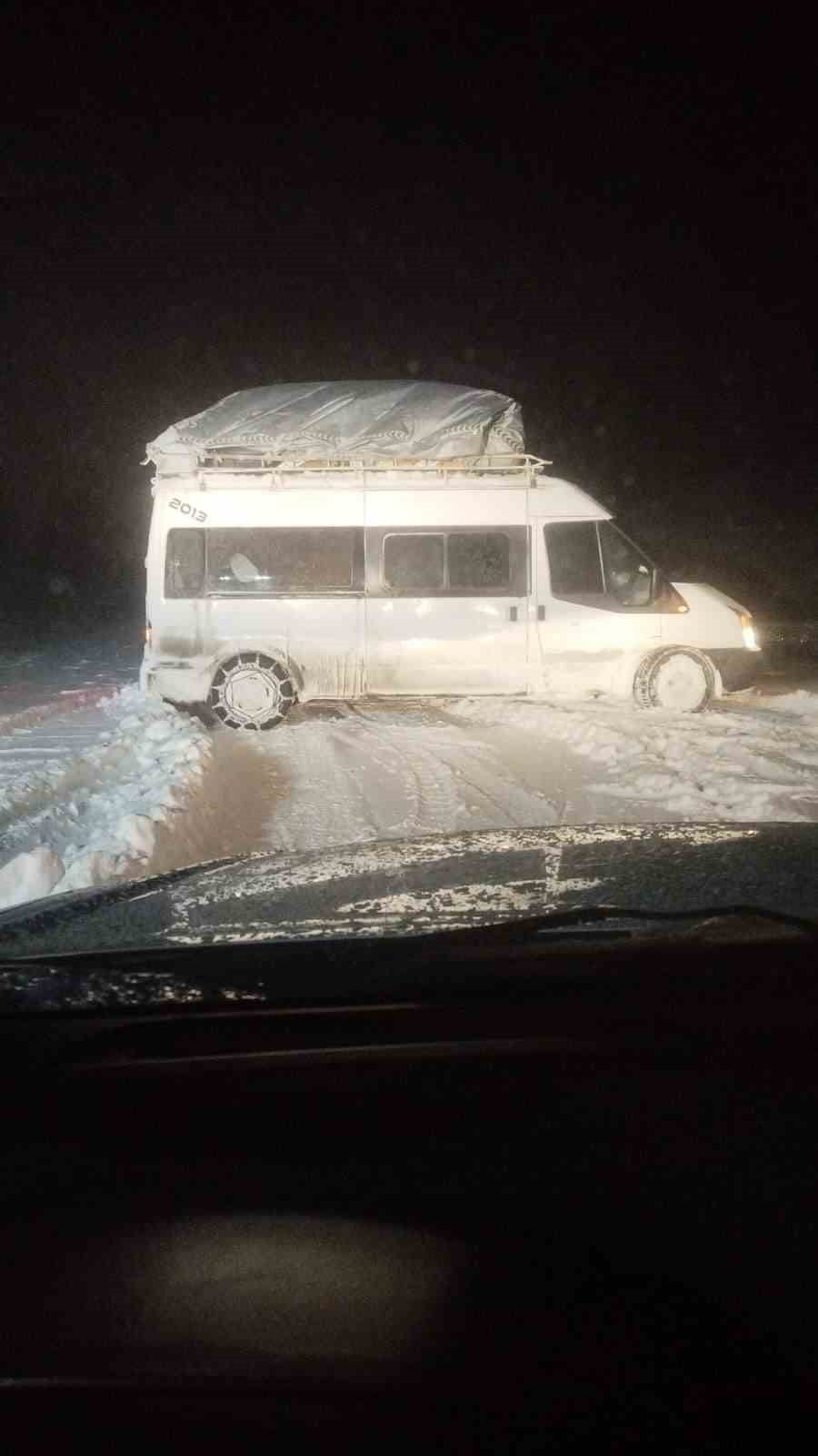 SİİRT'İN PERVARİ İLÇESİNDE KAR VE TİPİDEN MAHSUR KALAN YOLCU MİNİBÜSÜ VE PİKAPTA MAHSUR KALAN 22...