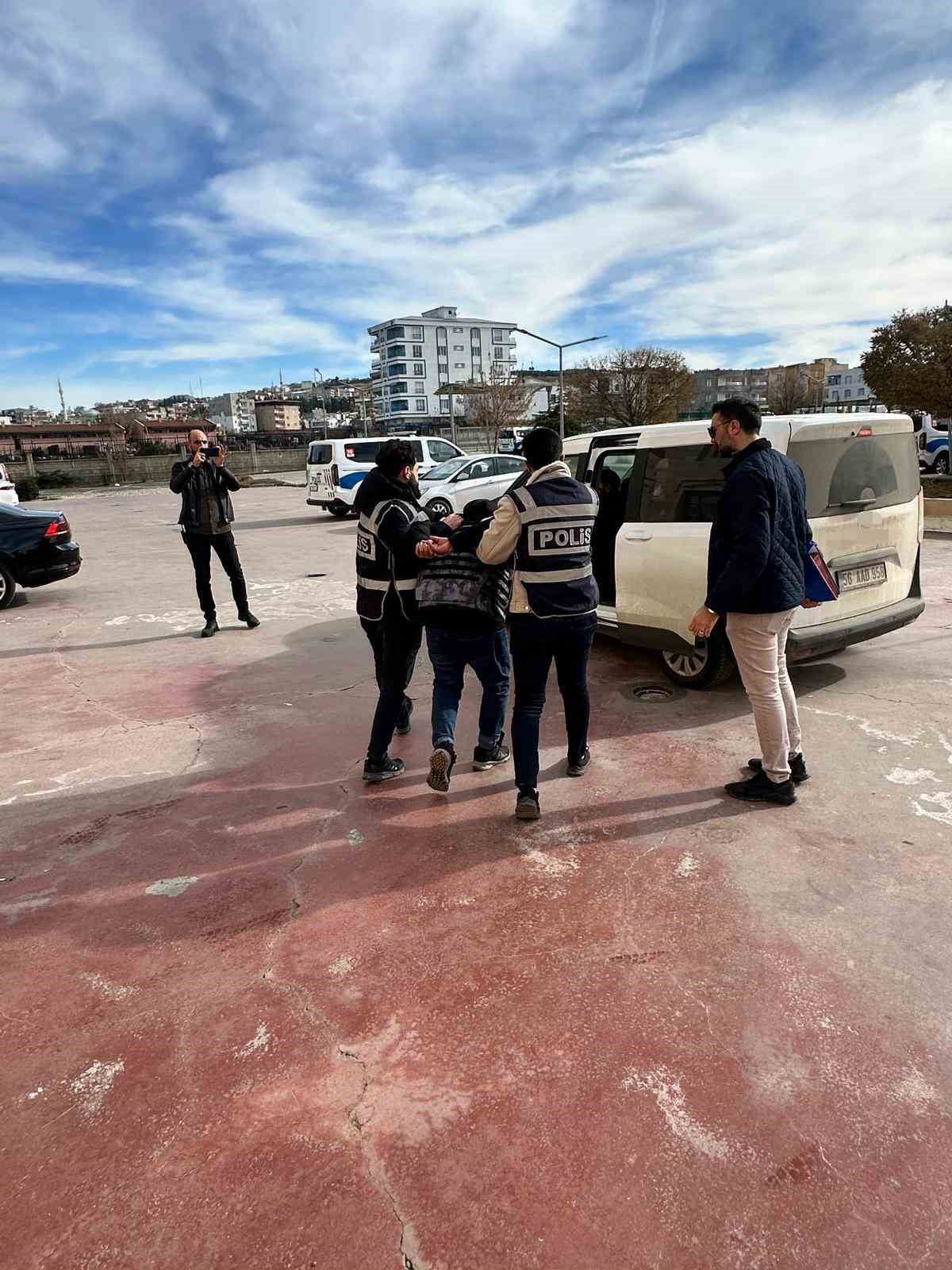 SİİRT'TE 2 ÇOCUK ANNESİ KADININ EVİNDE BIÇAKLANARAK ÖLDÜRÜLDÜKTEN SONRA ÇALINAN ALTINLARININ BİR...