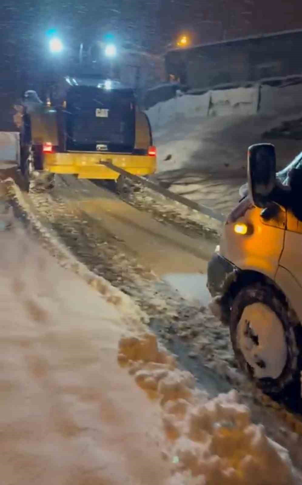 SİİRT'TE KAR YAĞIŞI NEDENİYLE KAPANAN 251 KÖY YOLUNUN 91'İ EKİPLERİN ÇALIŞMASI SONUCU...