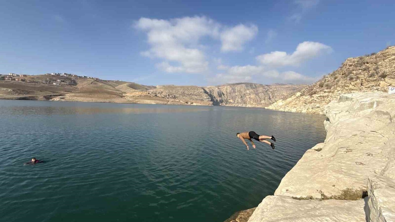 SİİRT BİR GRUP DOĞASEVER, ARALIK ORTASINDA BOTAN VADİSİNDE SUYA GİRDİLER.