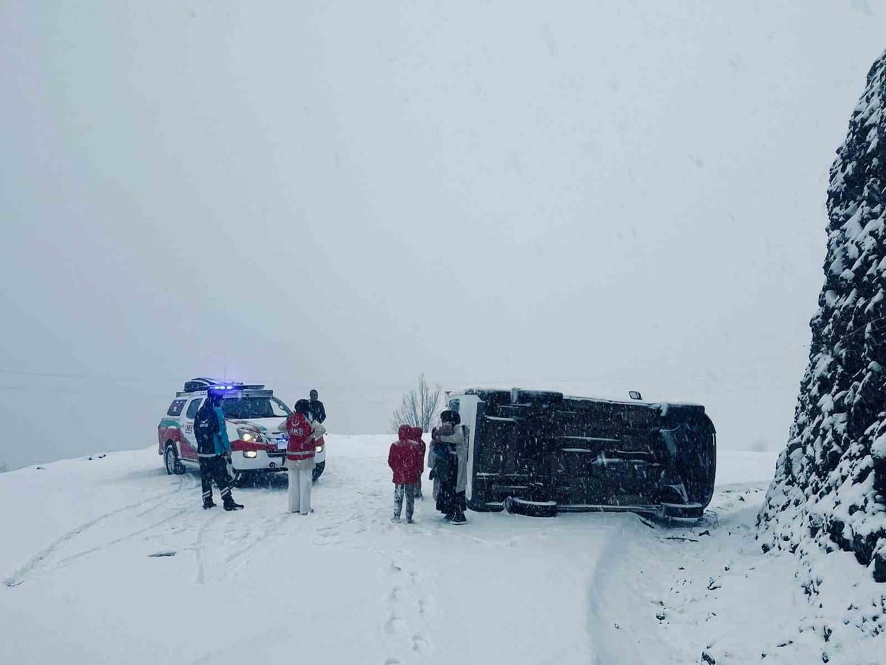 SİİRT’İN BAYKAN İLÇESİNDE YOĞUN KAR YAĞIŞI NEDENİYLE MİNİBÜSÜN DEVRİLMESİ SONUCU 6 KİŞİ...