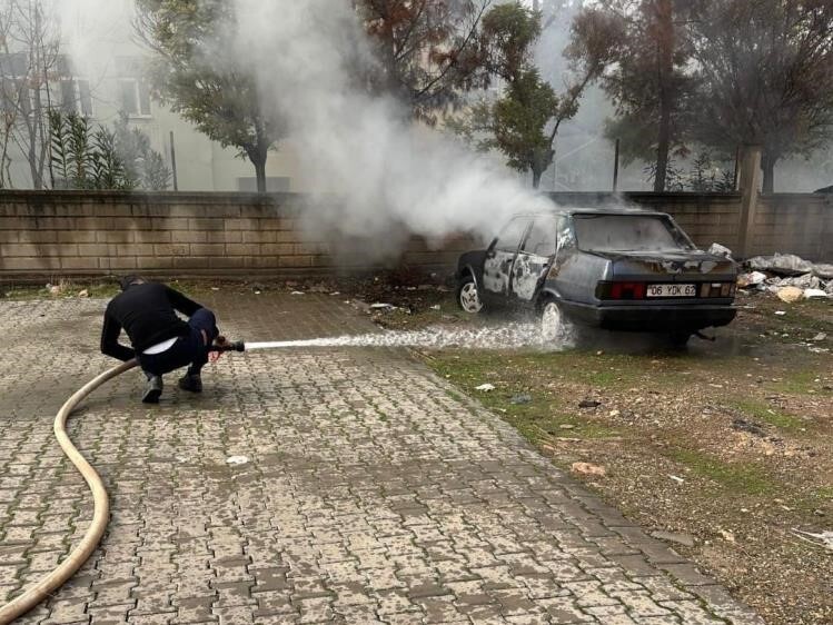 SİİRT’İN KURTALAN İLÇESİNDE YANAN FİAT DOĞAN MARKA OTOMOBİL KUNDAKLANDI