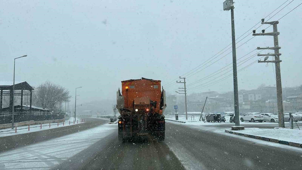 SİİRT’TE ETKİSİNİ ARTIRAN KAR YAĞIŞINA KARŞI BELEDİYE EKİPLERİNİN ÇALIŞMALARI 7/24 ESASINA GÖRE...