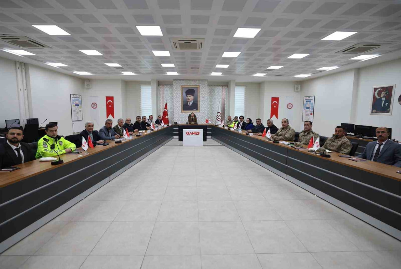 SİİRT’TE KARLA MÜCADELE KAPSAMINDA 200 ARAÇ VE 600 PERSONELDEN OLUŞAN EKİPLERİN, ULAŞIMIN GÜVENLİ...