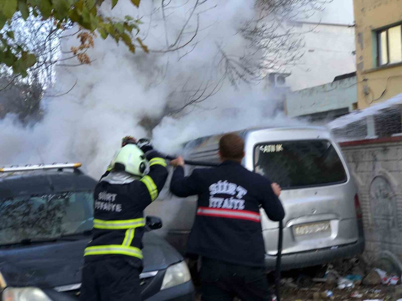SİİRT’TE PARK HALİNDEKİ KAMYONET, HENÜZ BİLİNMEYEN BİR NEDENLE YANARAK KULLANILAMAZ HALE...