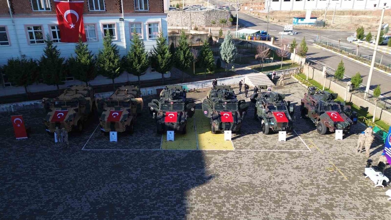 SİİRT’TE YERLİ MALI HAFTASI PROGRAMI KAPSAMINDA ÖĞRENCİLERE AÇILAN STANTLARDA YERLİ VE MİLLİ...