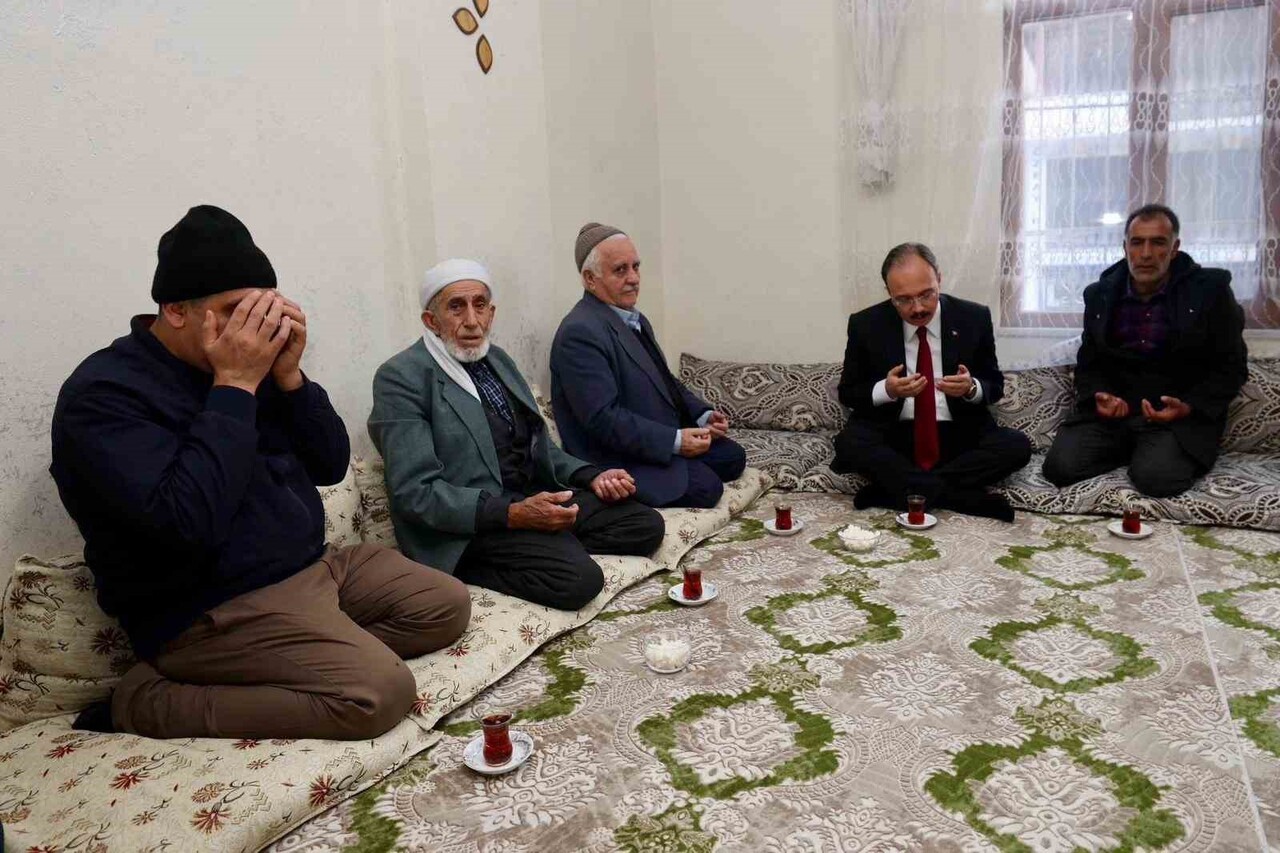 SİİRT VALİSİ VE BELEDİYE BAŞKAN VEKİLİ DR. KEMAL KIZILKAYA İLE EŞİ NURTEN KIZILKAYA, TRAFİK...