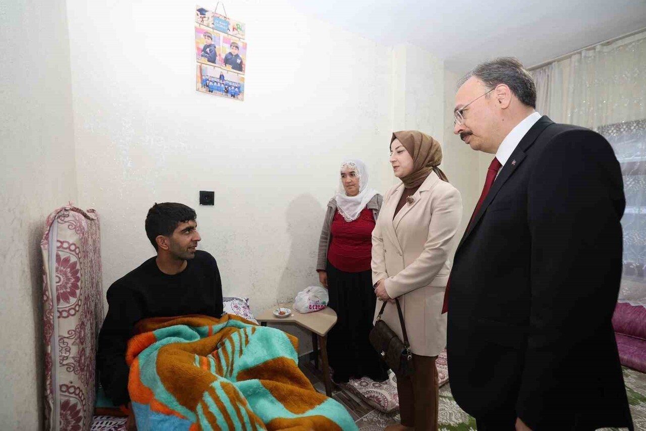 SİİRT VALİSİ VE BELEDİYE BAŞKAN VEKİLİ DR. KEMAL KIZILKAYA İLE EŞİ NURTEN KIZILKAYA, TRAFİK...