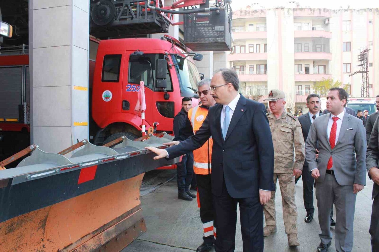 SİİRT VALİSİ VE BELEDİYE BAŞKAN VEKİLİ DR. KEMAL KIZILKAYA, YOLLARIN SÜREKLİ AÇIK TUTULMASI İÇİN...