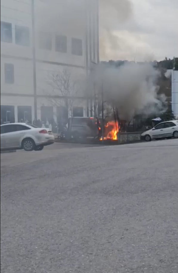 ŞİLE DEVLET HASTANESİ ÖNÜNDEKİ BİR ARAÇTA HENÜZ BİLİNMEYEN BİR NEDENLE YANGIN ÇIKTI. BİR ANDA...