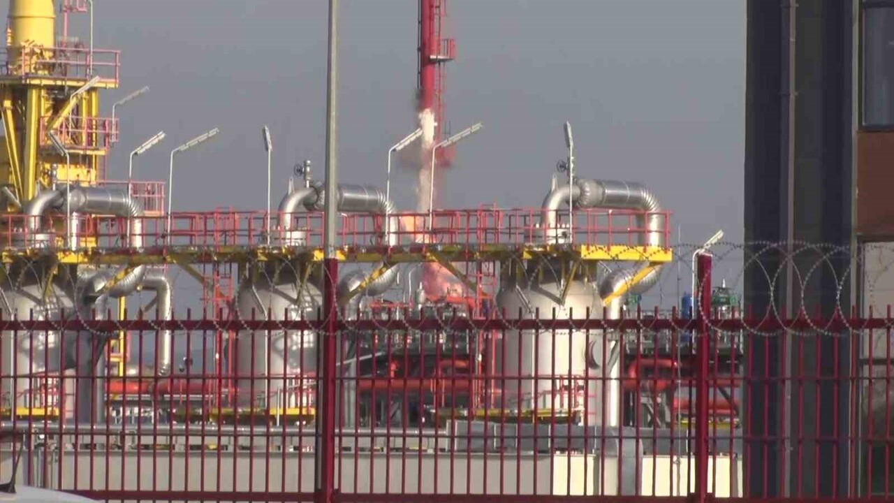 SİLİVRİ'DE BULUNAN BOTAŞ TESİSLERİNDE YANGIN ÇIKTI. YANGIN NEDENİYLE TESİS BOŞALTILIRKEN, ALEVLER...