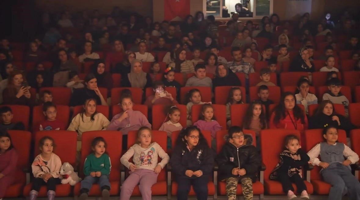 SİNCAN BELEDİYESİ HAFTA SONLARI ÇOCUKLARA VE YETİŞKİNLERE YÖNELİK GERÇEKLEŞTİRDİĞİ TİYATRO...