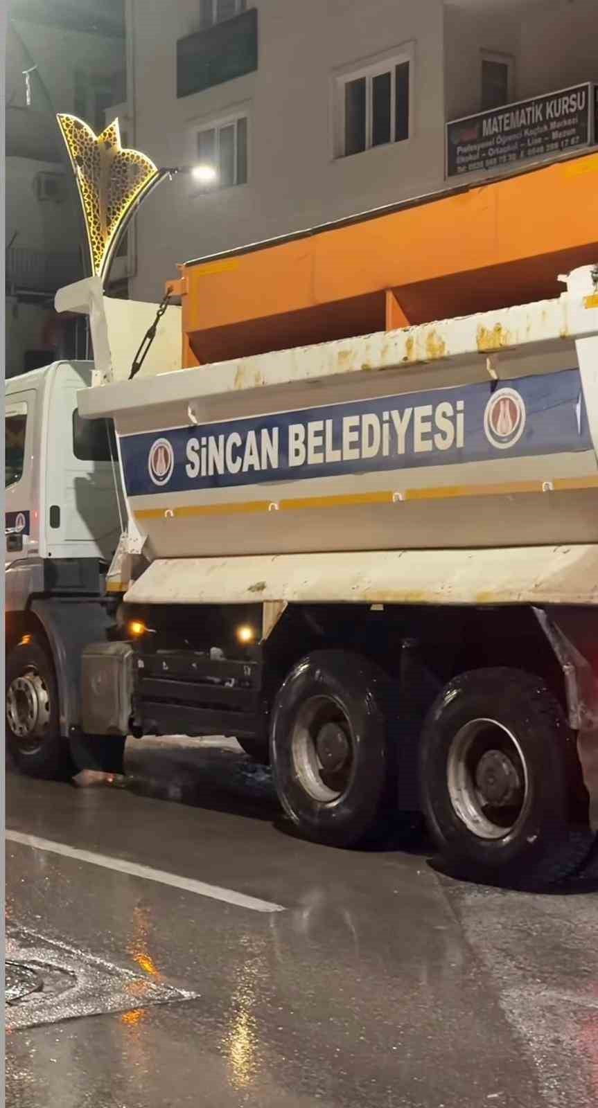 SİNCAN BELEDİYESİ KAR YAĞIŞININ BAŞLAMASIYLA 19 KAR KÜREME ARACI, 4 ADET TRANSİT TUZLAMA ARACI, 11...