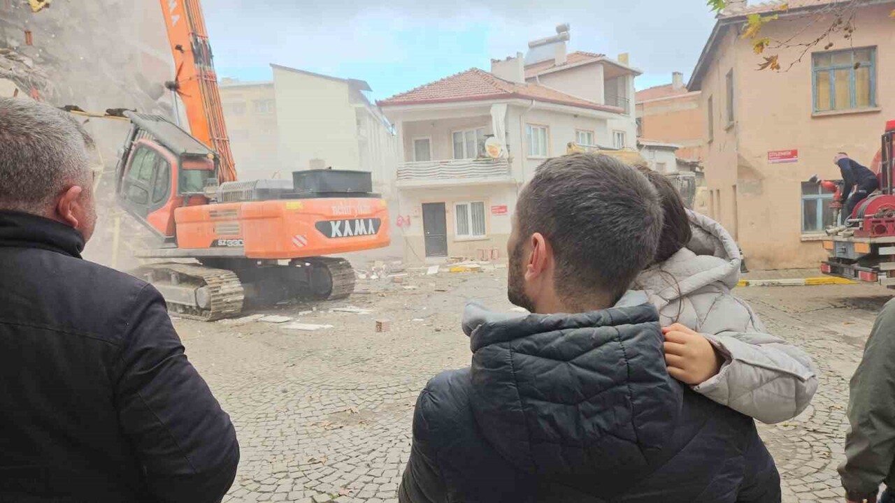 SINDIRGI’DA EVLERİN YIKILIŞINI HÜZÜNLÜ GÖZLERLE İZLEDİLER