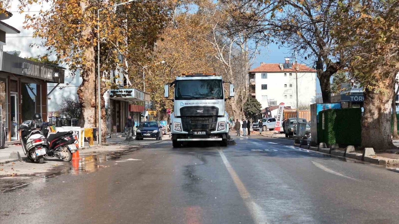 SINDIRGI’DA HASARLI BİNALARIN YIKIMI SONRASI TEMİZLİK ÇALIŞMALARI SÜRÜYOR