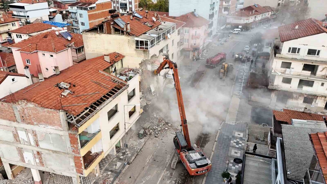 SINDIRGI’DA HASARLI BİNALARIN YIKIMI SONRASI TEMİZLİK ÇALIŞMALARI SÜRÜYOR
