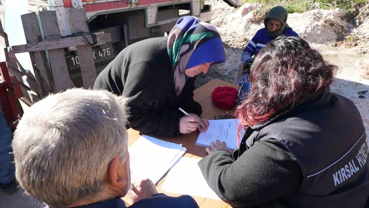 SINDIRGILI DEPREMZEDE ÇİFTÇİLERE HAYVAN YEMİ DESTEĞİ SAĞLANDI