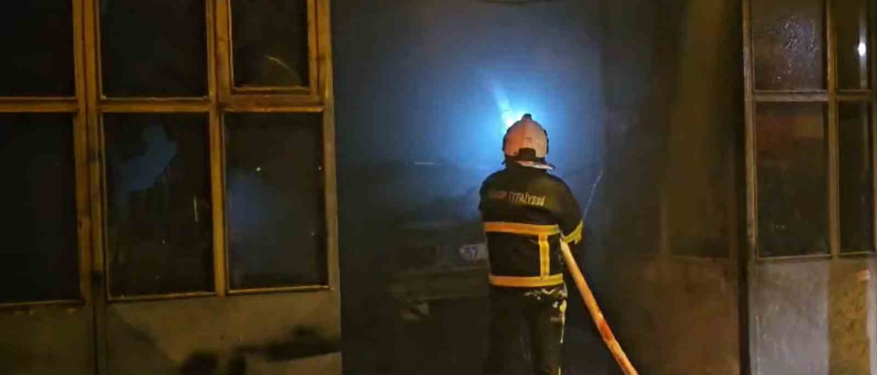 SİNOP'TA BİR OTOMOBİLDE ÇIKAN YANGIN, BİTİŞİĞİNDEKİ İŞ YERİNE SIÇRADI. İTFAİYE EKİPLERİNİN...