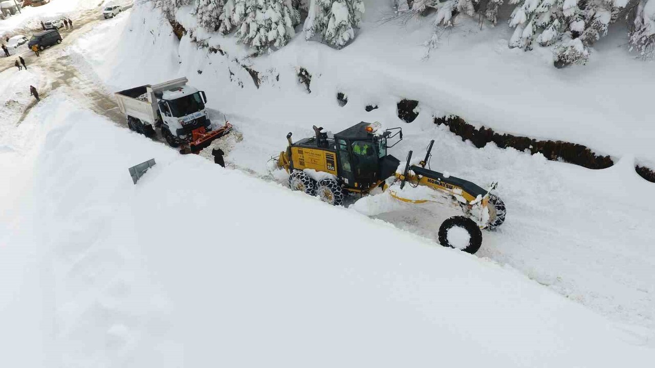 SİNOP'TA ETKİLİ OLAN KAR YAĞIŞI NEDENİYLE SAZLI AKBAŞ GRUP YOLLARI AÇILIYOR.