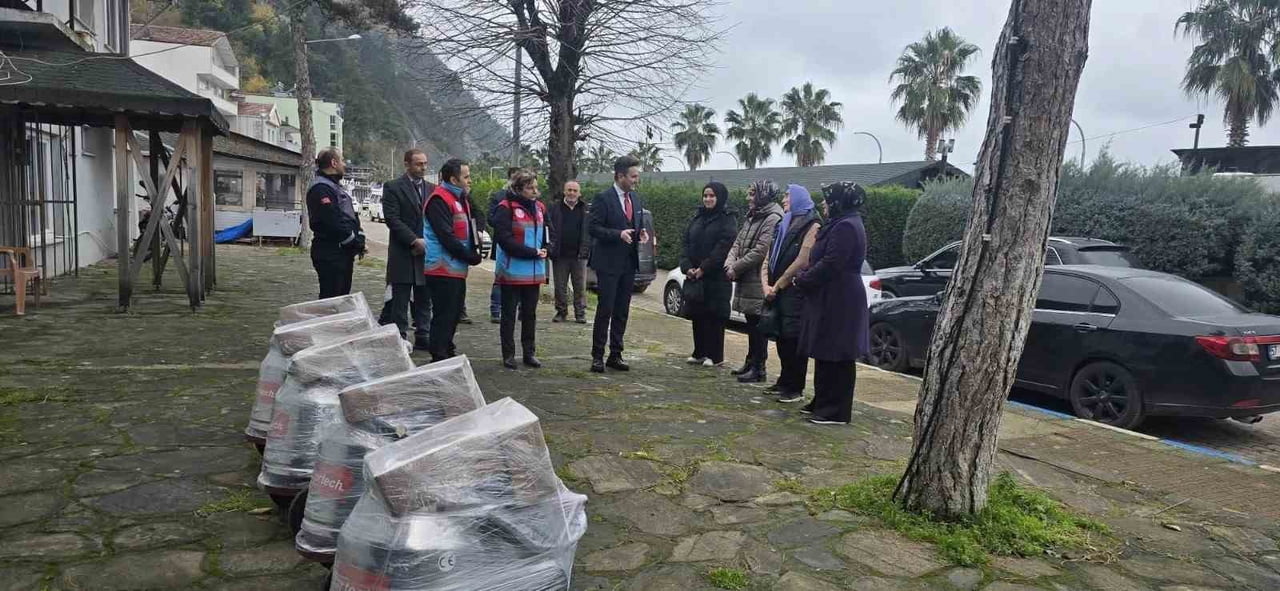 SİNOP'UN AYANCIK İLÇESİNDE  5 KADIN ÜRETİCİYE, SÜT SAĞIM MAKİNESİ DESTEĞİNDE BULUNULDU.
