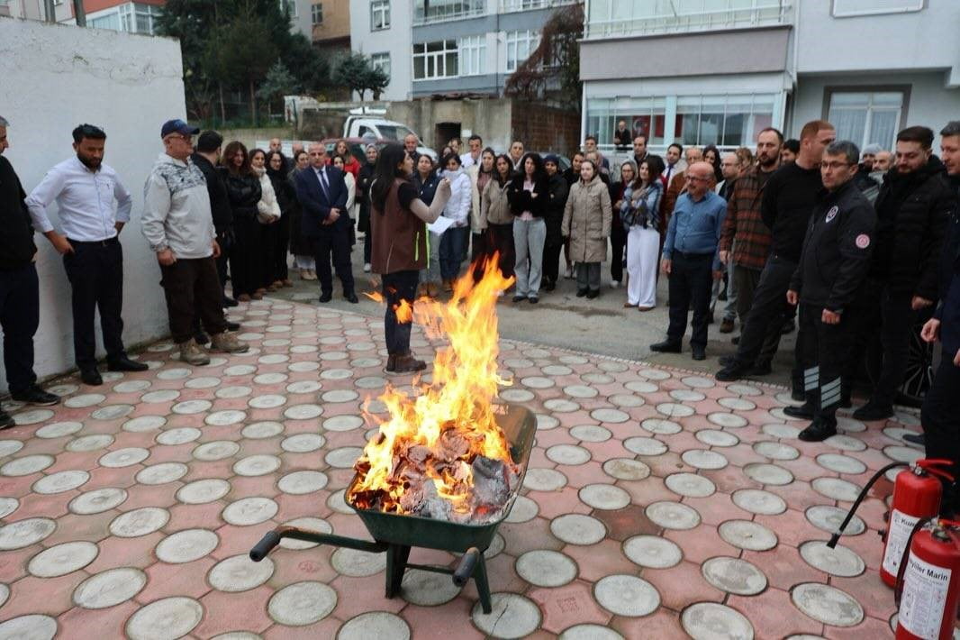 SİNOP GENÇLİK VE SPOR İL MÜDÜRLÜĞÜ HİZMET BİNASINDA GERÇEKLEŞTİRİLEN YANGIN VE TAHLİYE...