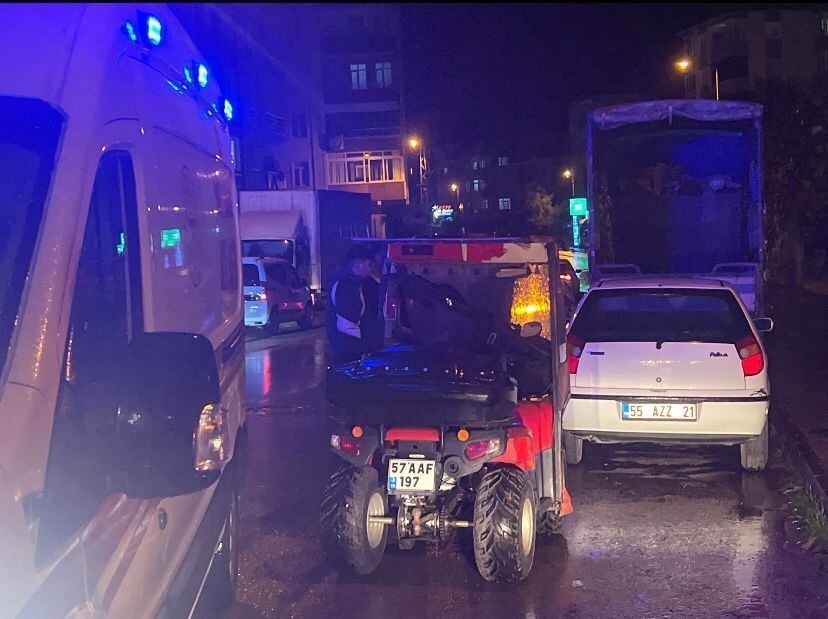 SİNOP’TA BİR ATV KARŞI KALDIRIMA GEÇMEK İSTEYEN YAYAYA ÇARPTI.