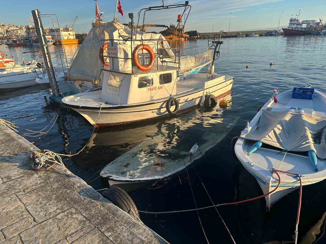 SİNOP’TA LİMANDA DEMİRLİ BİR KAYIK SU ALARAK BATTI.