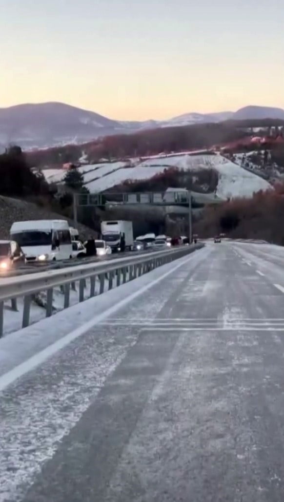 SİNOP’TA YOLDA MEYDANA GELEN BUZLANMA NEDENİYLE BİRÇOK ARAÇ YOLDA KALDI
