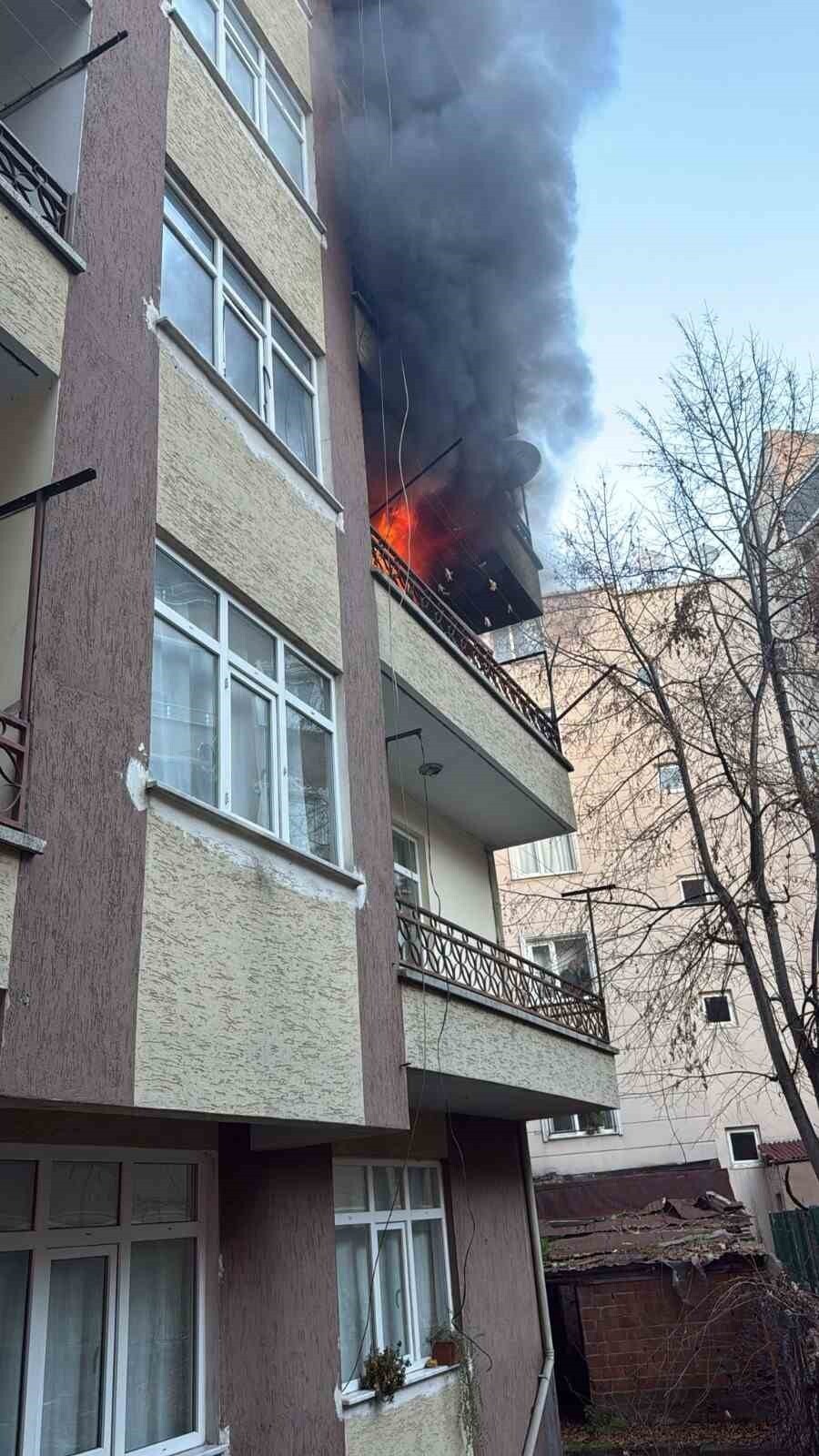 SİNOP’UN BOYABAT İLÇESİNDE BİR APARTMANDA ÇIKAN YANGIN İTFAİYENİN MÜDAHALESİYLE KONTROL ALTINA...