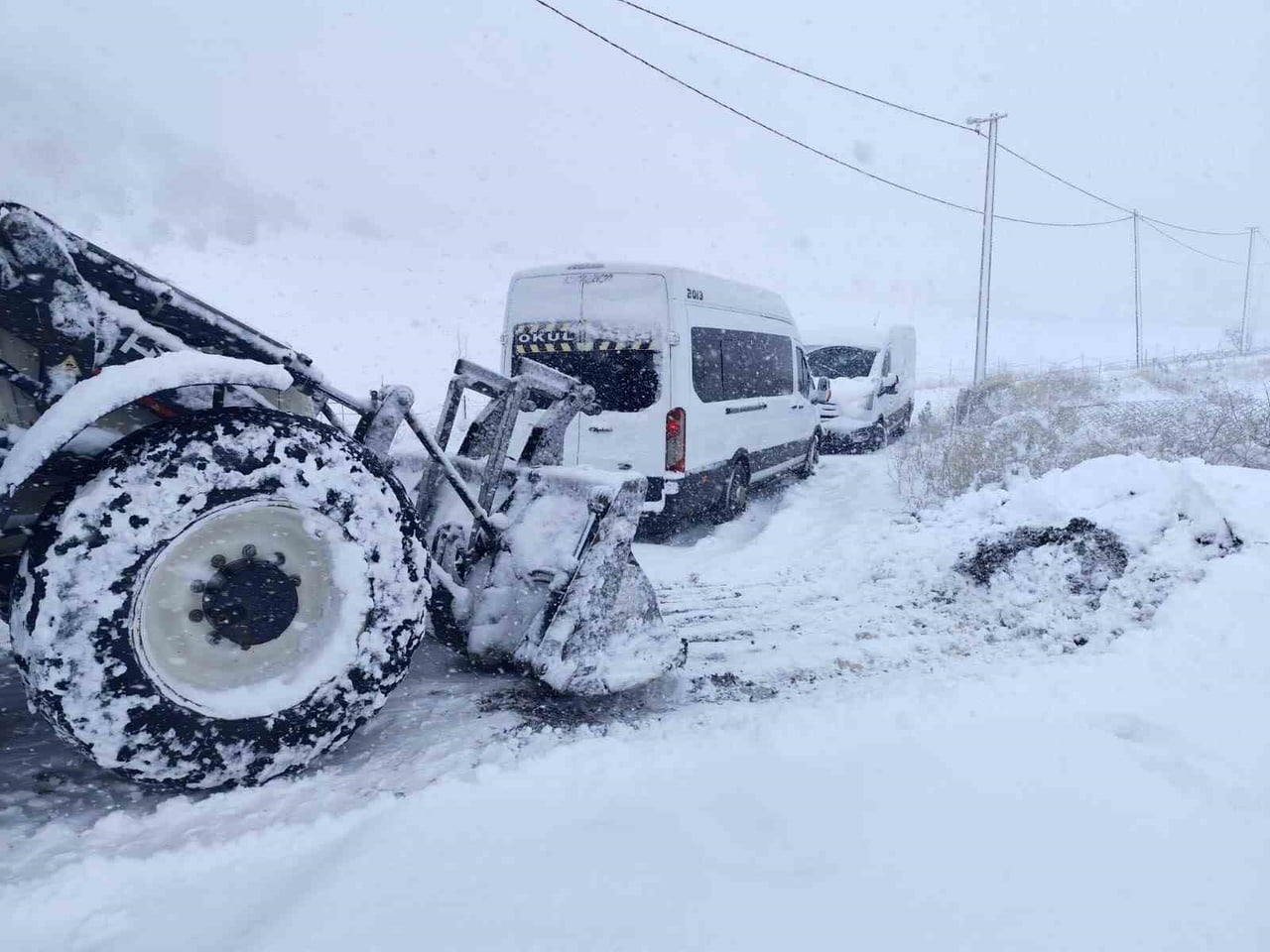 ŞIRNAK'TA 3 GÜNDÜR ETKİLİ OLAN KAR YAĞIŞI HAYATI OLUMSUZ ETKİLEDİ. YÜZLERCE ARAÇ YOLDA MAHSUR...