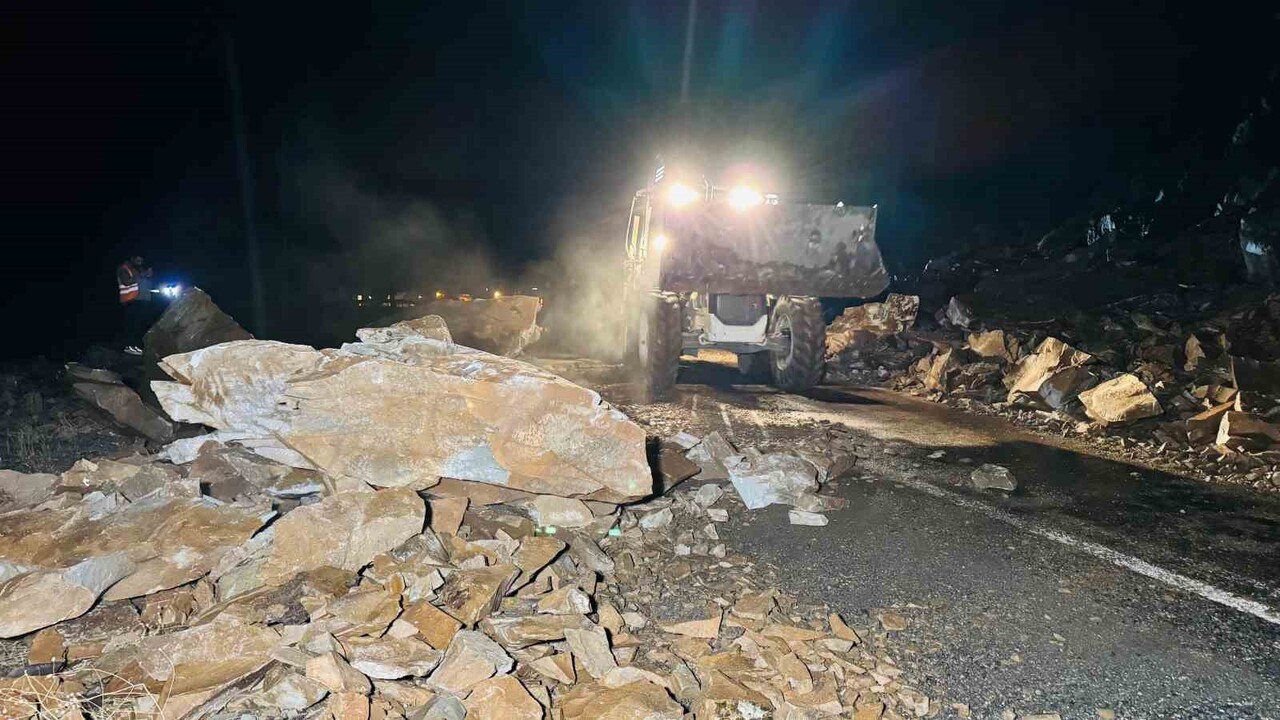 ŞIRNAK'TA KAPANAN YOLU AÇMAYA ÇALIŞAN EKİPLER ÖLÜMDEN DÖNDÜ. DÜN AKŞAM SAATLERİNDE AŞIRI YAĞIŞ...