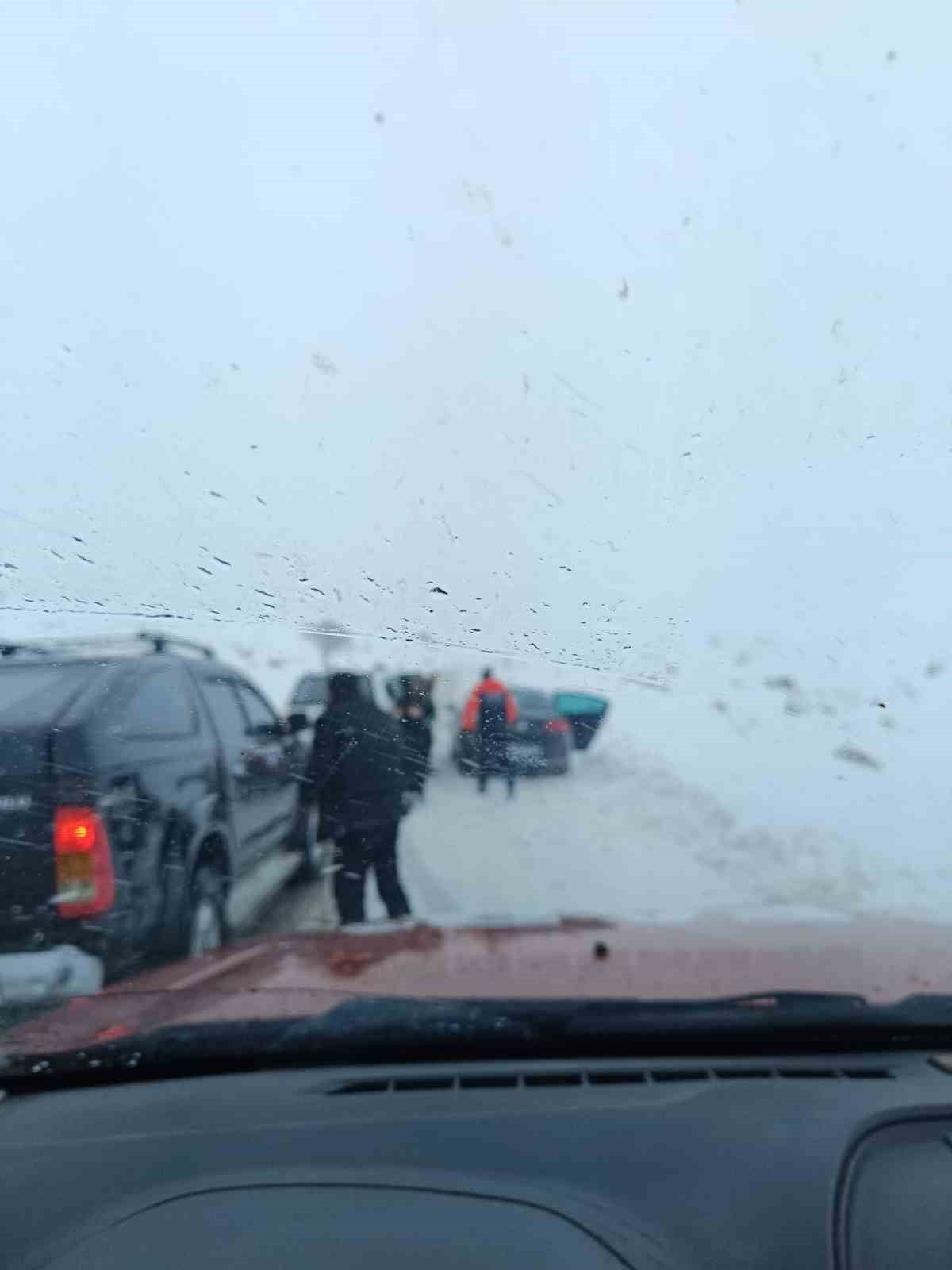 ŞIRNAK'TA YOĞUN KAR YAĞIŞI NEDENİYLE FARKLI GÜZERGAHLARDA 22 ARAÇ YOLDA KALDI.