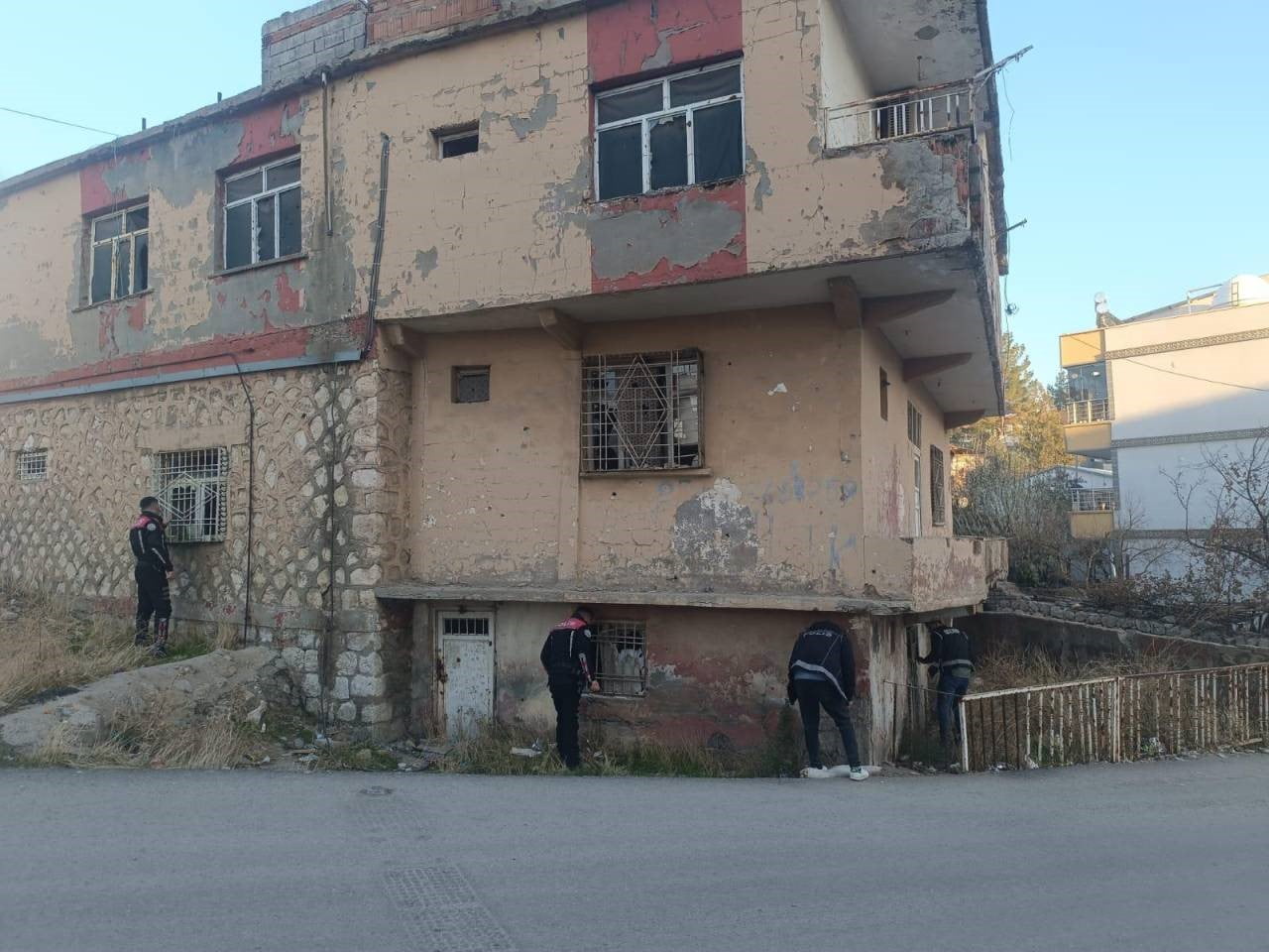 ŞIRNAK İL EMNİYET MÜDÜRLÜĞÜ EKİPLERİNCE, UYUŞTURUCU İLE MÜCADELE KAPSAMINDA KENT GENELİNDE...