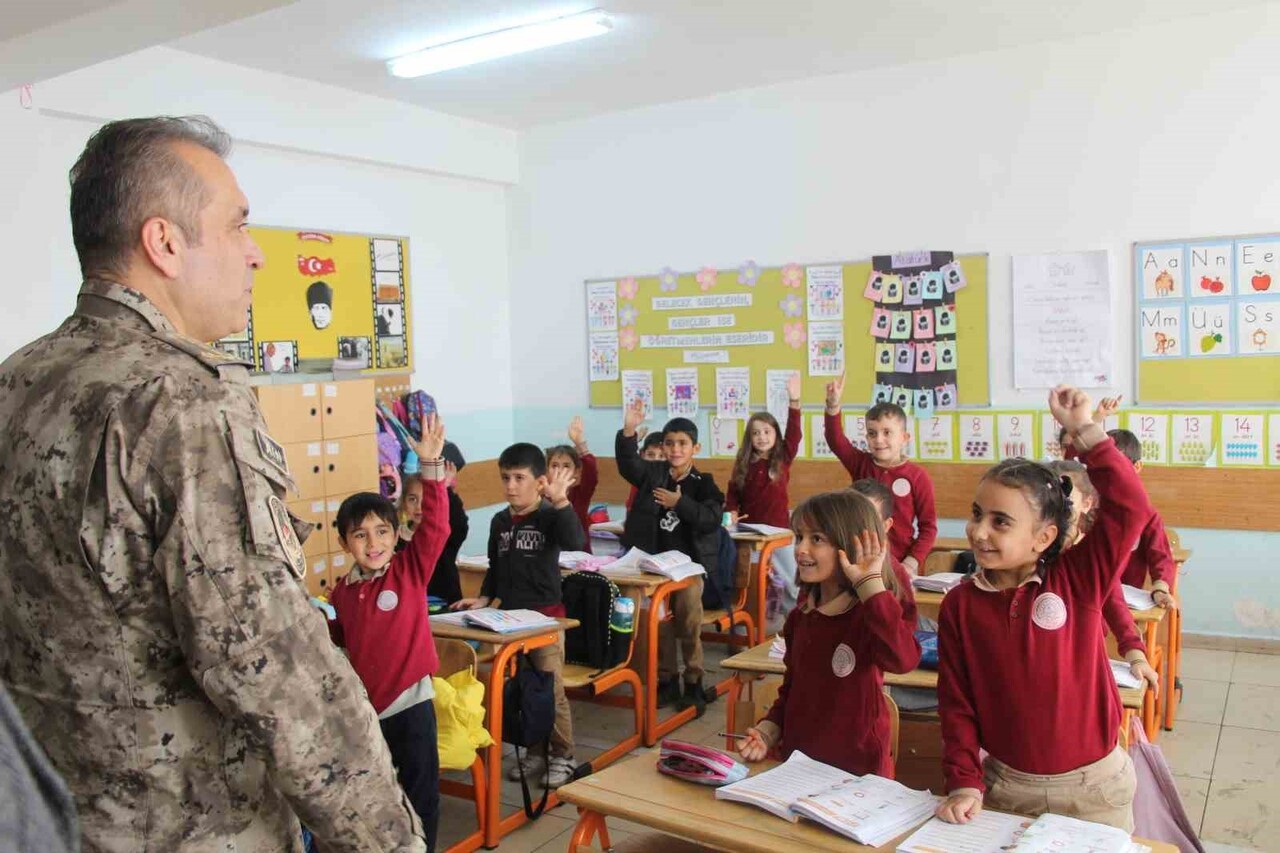 ŞIRNAK İL EMNİYET MÜDÜRÜ VOLKAN SAZAK, ŞEHİT ŞAFAK EVRAN İLKOKULU’NDA ÖĞRENCİLERİNE SÜRPRİZ...