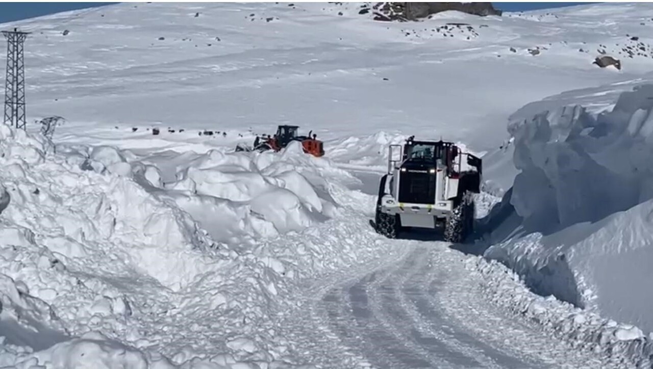 ŞIRNAK’IN BEYTÜŞŞEBAP İLÇESİNDE KAR YAĞIŞI SONRASI TİPİYLE BERABER BİR ÇOK KÖY YOLU ULAŞIMA...