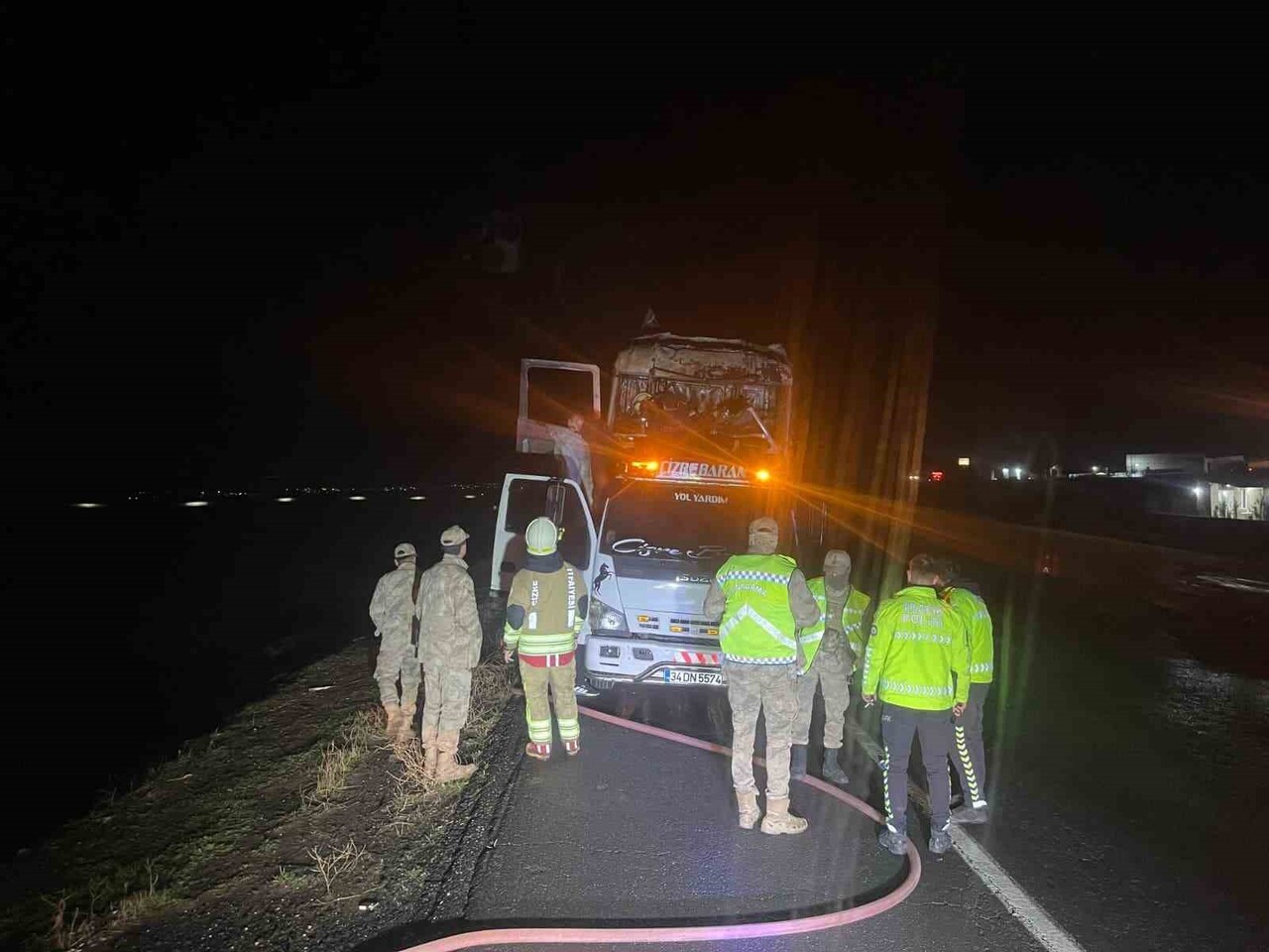 ŞIRNAK’IN İDİL İLÇESİNDE SEYİR HALİNDEKİ TIR ALEVLERE TESLİM OLDU. İTFAİYE EKİPLERİ TARAFINDAN...