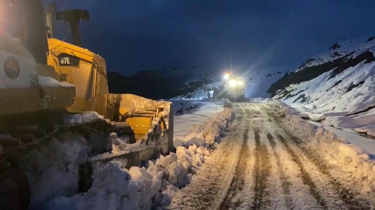 ŞIRNAK’TA EKİPLER HAVA SICAKLIĞININ EKSİ 20 DERECEYE DÜŞTÜĞÜ KATO DAĞINDA KARLI YOLLAR BİR BİR...