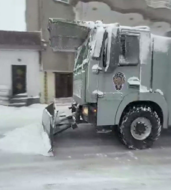 ŞIRNAK’TA ETKİLİ OLAN YOĞUN KAR YAĞIŞI HAYATI OLUMSUZ ETKİLERKEN, POLİS EKİPLERİ ZORLU KIŞ...