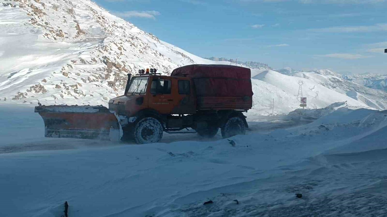 ŞIRNAK’TA KAR YAĞIŞI SONRASI YOLDA KALAN VATANDAŞLAR EKİPLER TARAFINDAN KURTARILDI. KARA SAPLANAN...