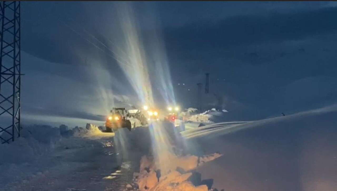 ŞIRNAK’TA KARLA YAĞIŞI SONRASI KAPANAN KÖY YOLLARININ TEKRAR AÇILMASI İÇİN EKİPLER GECE GEÇ...