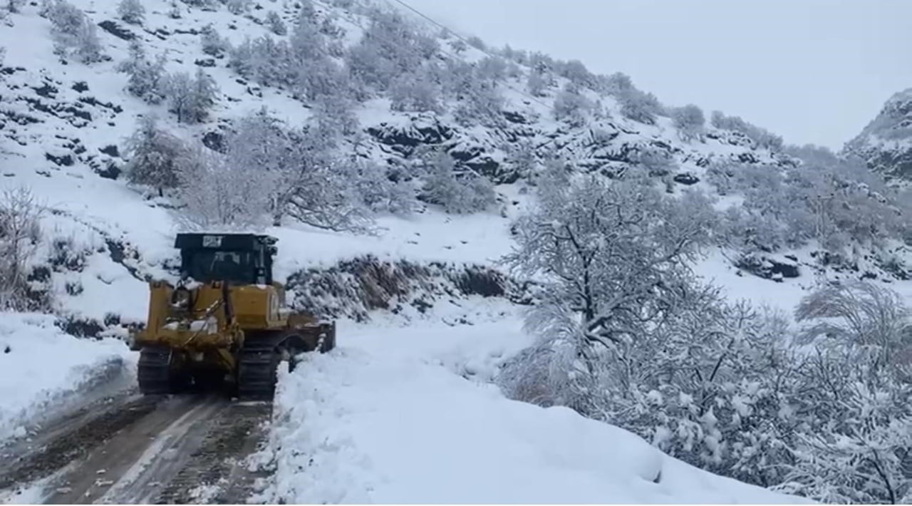 ŞIRNAK’TA KIŞ ETKİSİNİ SÜRDÜRÜYOR. KAPANAN KÖY YOLLARI DOZERLERLE AÇILIYOR. EKİPLERİN KARLA...