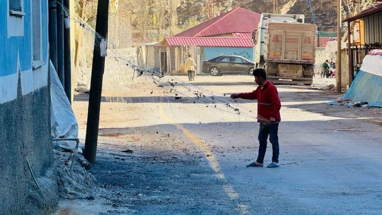 ŞIRNAK’TA VATANDAŞLAR GEÇİMLERİNİ, KUZEY IRAK SINIRININ SIFIR NOKTASINDAN GEÇEN DEREDEN...