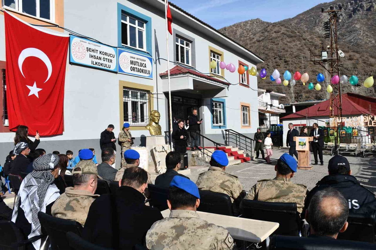 ŞIRNAKLI ÖĞRENCİLER KİTAP YAZIP İMZA GÜNÜ ETKİNLİĞİ DÜZENLEDİ. ETKİNLİKTE 26 ESER, 26 YAZAR BİR...