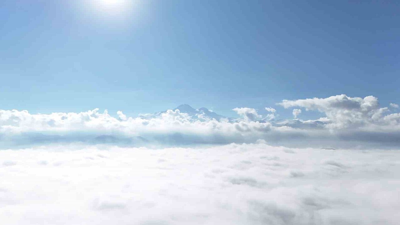 SİSİN ETKİLİ OLDUĞU KAYSERİ'DE BULUTLARIN ÜZERİNDEN ÇEKİLEN GÖRÜNTÜLER İZLEYENLERİ...