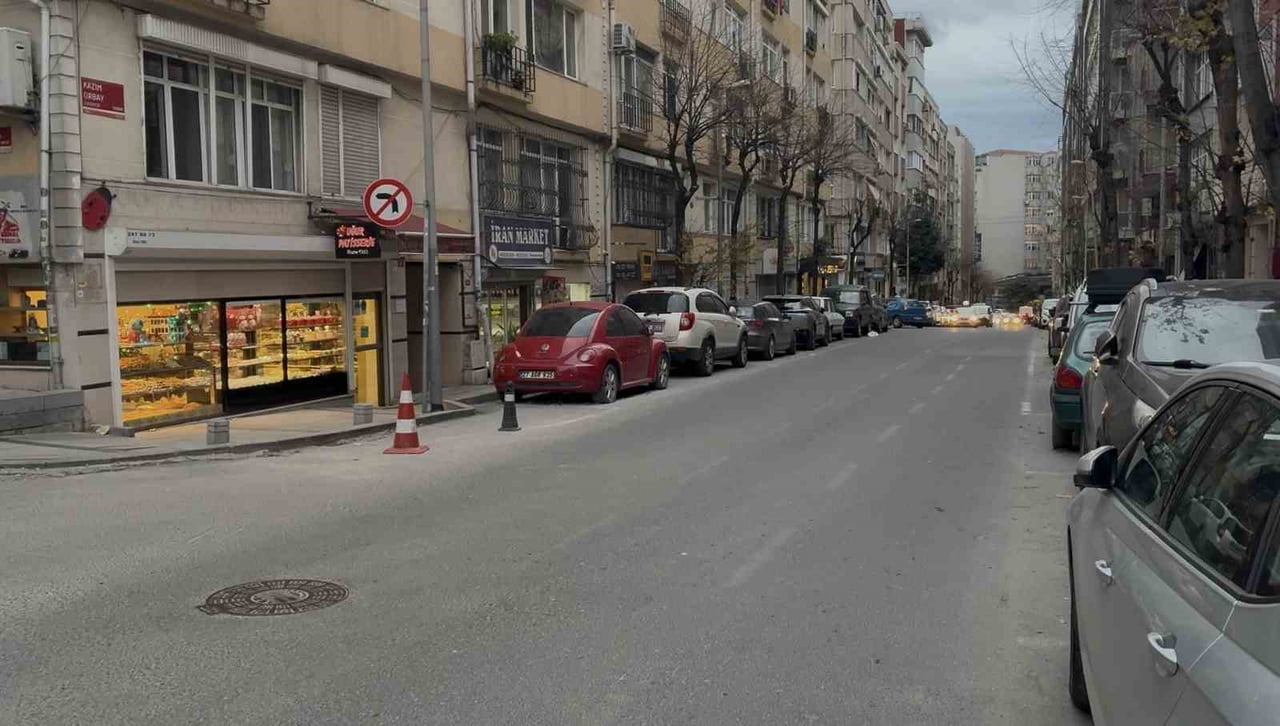 ŞİŞLİ’DE, ÜNLÜ YÖNETMEN SEREN YÜCE, KİMLİĞİ BELİRSİZ BİR SALDIRGANIN SİLAHLI SALDIRISINA...