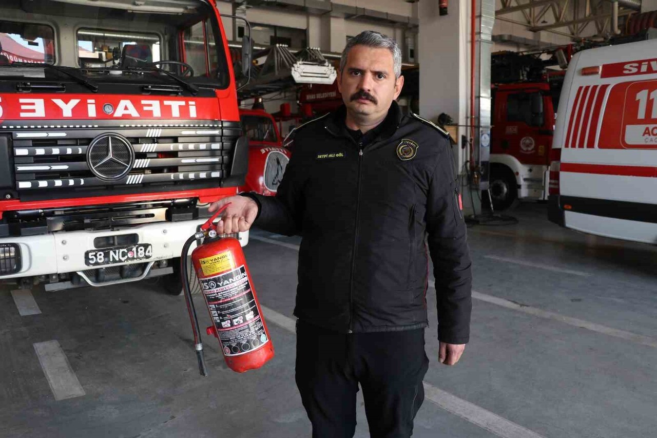 SİVAS BELEDİYESİ İTFAİYE AMİRİ SEYFİ ALİ GÜL, SOĞUK HAVALARLA BİRLİKTE ARAÇ YANGINLARINDA ARTIŞ...