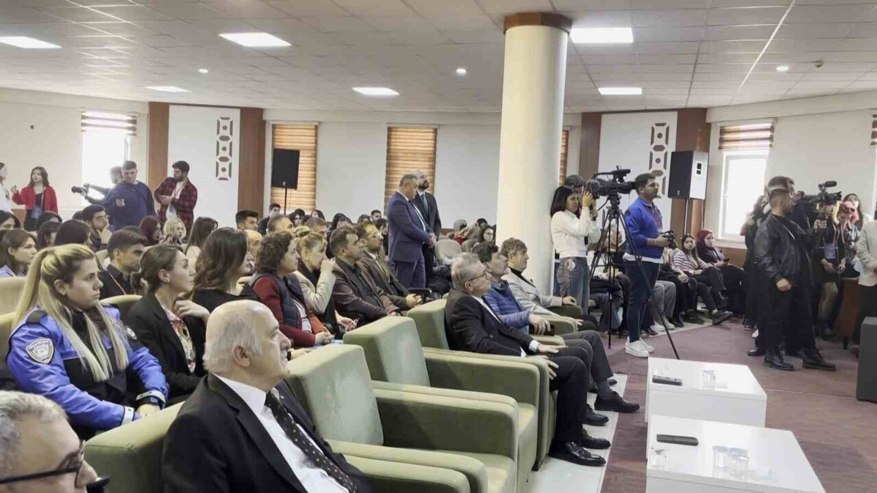 SİVAS CUMHURİYET ÜNİVERSİTESİ İLETİŞİM FAKÜLTESİ, ÖĞRENCİLERİN GAZETECİLİK, RADYO-TELEVİZYON VE...