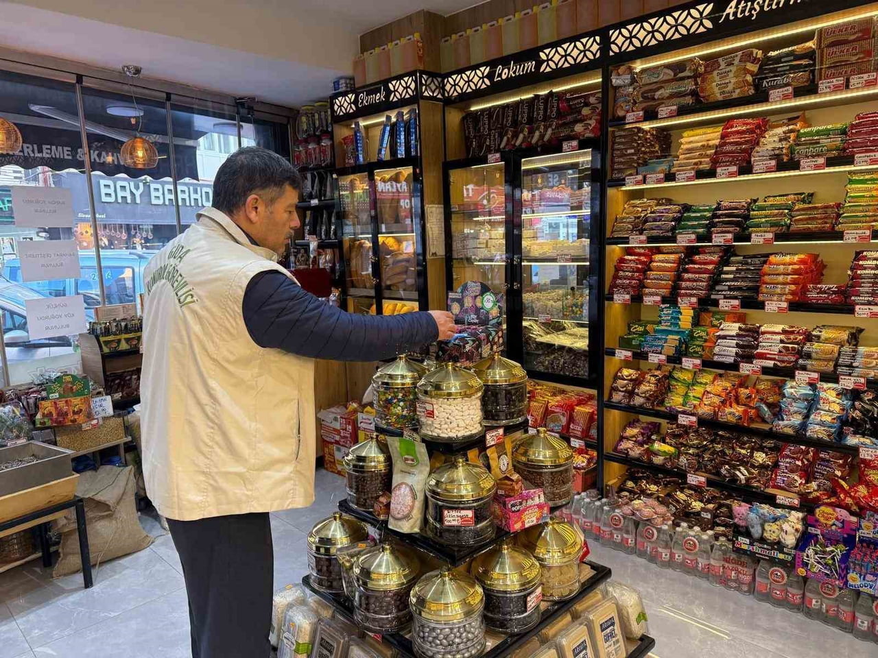 SİVAS İL TARIM VE ORMAN MÜDÜRLÜĞÜ GIDA KONTROL GÖREVLİLERİ, YILBAŞI ÖNCESİ SATIŞI ARTAN ÜRÜNLERE...