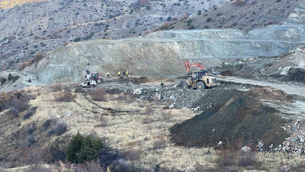 SİVAS’IN DİVRİĞİ İLÇESİNDE FİMAR MADENCİLİK’E AİT DEMİR MADENİNDE MEYDANA GELEN GÖÇÜKTE TOPRAK...